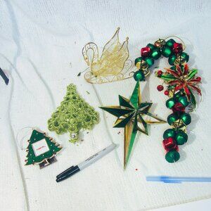 VTG SET OF 5 CHRISTMAS ORNAMENTS, GREEN & GOLD COLORS MIXED MATERIALS
